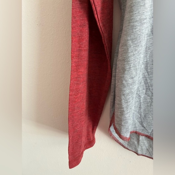 Touch by Alyssa Milano Detroit Red Wings Raglan Top Large NWT Lightweight - Picture 2 of 7